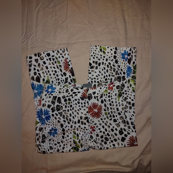 Chico's Relaxed Ladies Crop Capri pants, size 0, Spotted Floral print, NWT - Picture 10 of 15